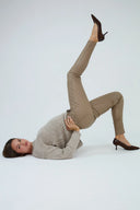 Pantalon slim enduit Théophile de couleur beige pour femme.