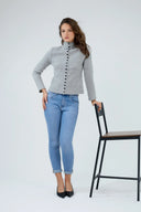 Jeans slim Carla de couleur bleu clair pour femme.