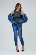 Jeans slim Carla ANA & LUCY en denim bleu délavé.
