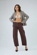 Jean barrel cropped marron de la collection ANA & LUCY.