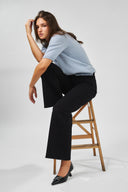 Pantalon wide Natalia noir à coupe large et jambe droite.