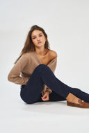 Pantalon straight-leg Emma de couleur bleu marine pour femme.