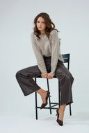 Pantalon wide Séverine ANA & LUCY en simili-cuir marron foncé.