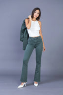Pantalon flare Barbara ANA & LUCY de couleur vert foncé.