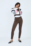 Pantalon slim push-up ANA & LUCY de couleur marron.