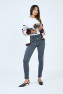 Pantalon slim push-up Lucie de couleur gris anthracite pour femme.
