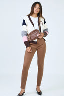 Pantalon slim marron coupe push-up pour femme.