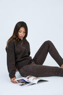 Pantalon slim push-up Lucie marron foncé porté par un mannequin.