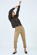 Pantalon mom beige à coupe décontractée et taille haute.