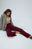 Pantalon wide Natalia de couleur bordeaux à taille haute.