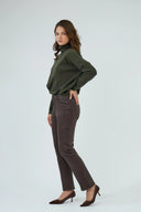 Pantalon Emma à coupe droite de couleur marron foncé par ANA & LUCY