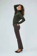 Pantalon Emma à coupe straight-leg de couleur marron foncé.