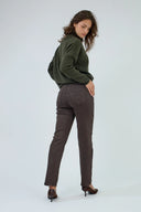 Pantalon droit Emma de couleur marron foncé par ANA & LUCY