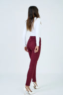 Pantalon slim push-up bordeaux à taille haute.