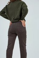 Pantalon Emma à coupe droite de couleur marron foncé.