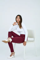 Pantalon slim push-up de couleur bordeaux à coupe ajustée.