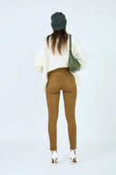 Pantalon slim push-up de couleur marron camel par ANA & LUCY