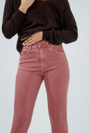 Pantalon slim push-up Lucie de couleur vieux rose.