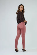 Pantalon slim push-up de couleur vieux rose par ANA & LUCY