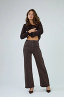 Pantalon wide leg marron foncé à taille haute, coupe évasée élégante.