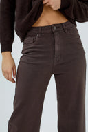 Pantalon wide leg marron foncé à taille haute.