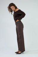 Pantalon wide leg marron foncé à taille haute et haut court assorti.