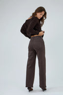 Pantalon wide leg marron à taille haute, coupe droite et élégante.
