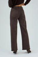 Pantalon wide leg marron à taille haute, coupe droite et élégante.