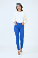 Pantalon slim bleu électrique à coupe push-up de la marque ANA & LUCY