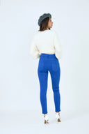 Pantalon slim bleu ANA & LUCY avec effet push-up, vue de dos.