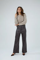 Pantalon Wide Corinne ANA & LUCY en simili-cuir gris foncé à coupe large.