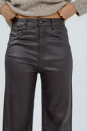 Pantalon wide Corinne ANA & LUCY en similicuir gris foncé taille haute.