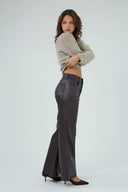 Pantalon wide Corinne ANA & LUCY gris foncé à coupe évasée.