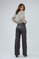 Pantalon large Corinne en similicuir gris anthracite par ANA & LUCY