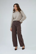 Jean barrel marron à coupe large et taille haute par ANA & LUCY