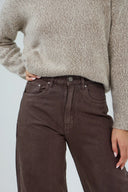 Jeans barrel Louisa de couleur marron foncé avec une coupe large et taille haute.