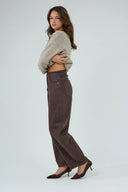 Jeans barrel Louisa de couleur marron foncé pour femme, ANA & LUCY.
