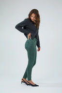 Pantalon slim push-up Lucie de couleur vert foncé pour femme.