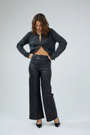 Pantalon wide Corinne noir en similicuir à coupe large.