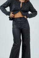 Pantalon large noir en similicuir à taille haute, coupe évasée.