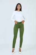 Pantalon slim push-up de couleur vert olive, coupe ajustée.