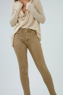 Pantalon slim push-up de couleur beige camel par ANA & LUCY.