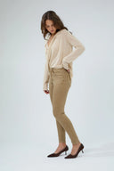Pantalon slim beige de coupe push-up de la marque ANA & LUCY