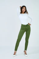 Pantalon slim push-up de couleur vert olive avec une coupe ajustée.