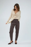 Pantalon balloon Tatiana ANA & LUCY de couleur marron foncé.