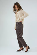 Pantalon balloon Tatiana de couleur marron foncé, coupe moderne et élégante.