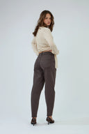 Pantalon balloon Tatiana de couleur marron foncé, vue de dos.