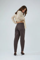 Pantalon balloon Tatiana de couleur marron foncé, coupe ajustée aux chevilles.