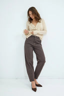 Pantalon balloon Tatiana ANA & LUCY de couleur marron foncé.