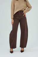 Jean barrel de couleur marron foncé à taille haute.